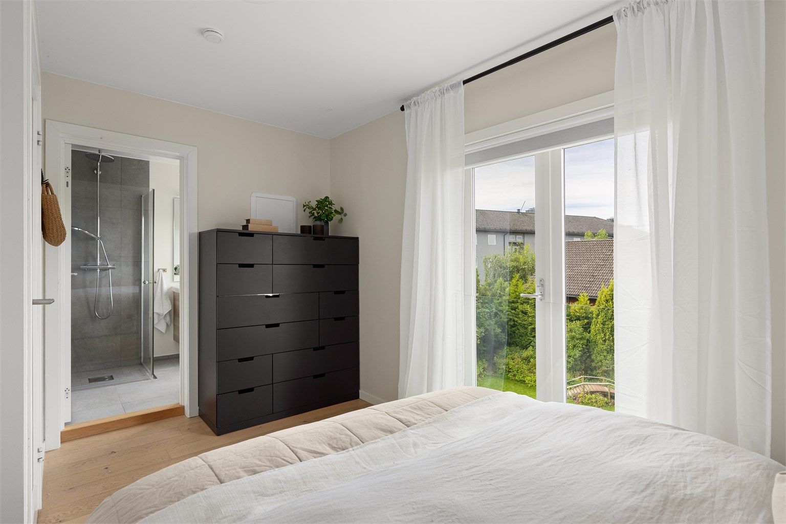 Fransk balkong med glassfelt gir godt med lys inn i rommet, og tilgang til eget privat baderom