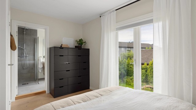 Fransk balkong med glassfelt gir godt med lys inn i rommet, og tilgang til eget privat baderom