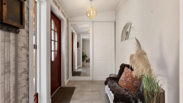 Entréen har god plass til oppbevaring og gulvvarme for økt komfort.