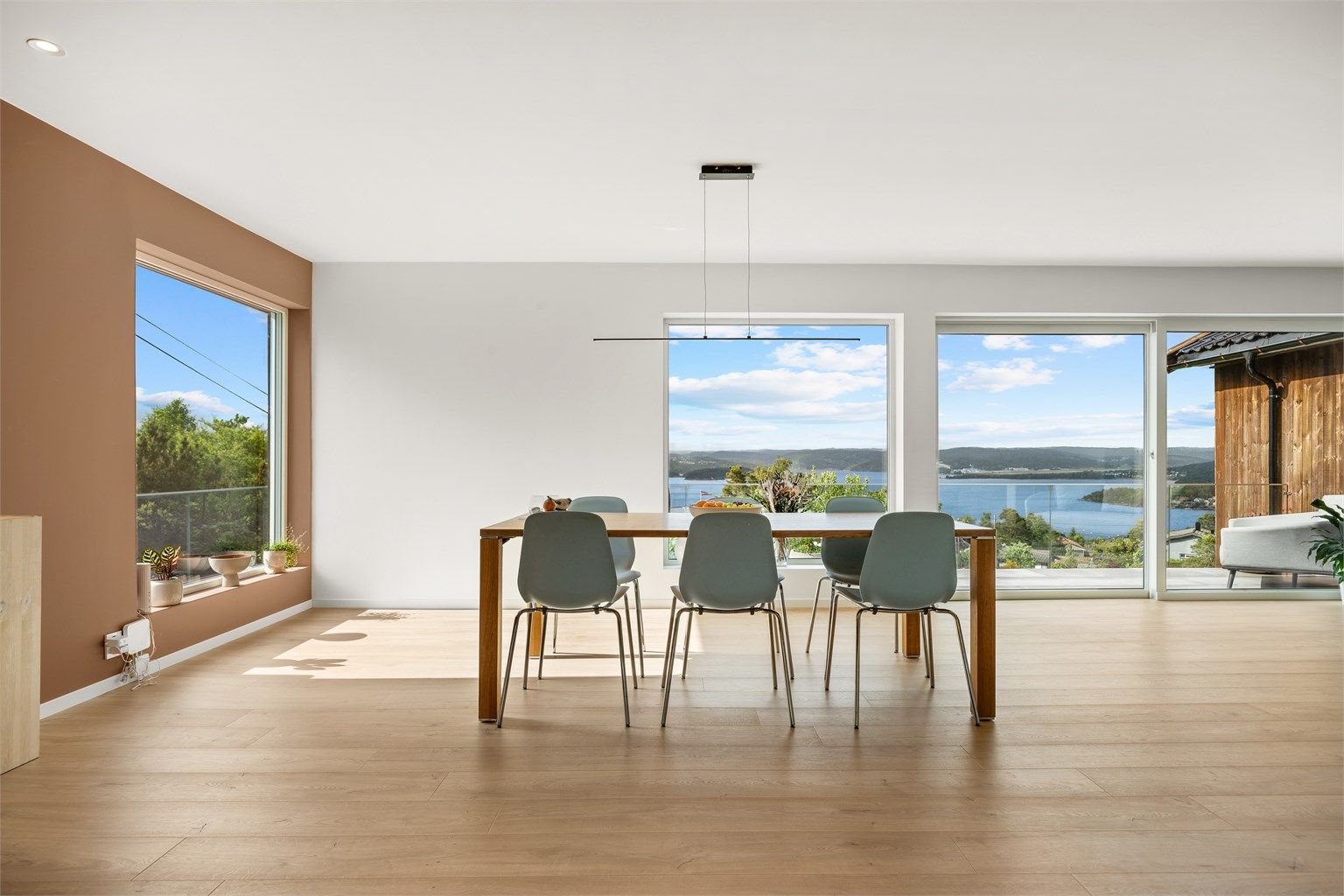 Alle overflater i eneboligen er fornyet gjennom årene og de store vindusflatene gir rikelig med naturlig lys og skaper en flott atmosfære. 