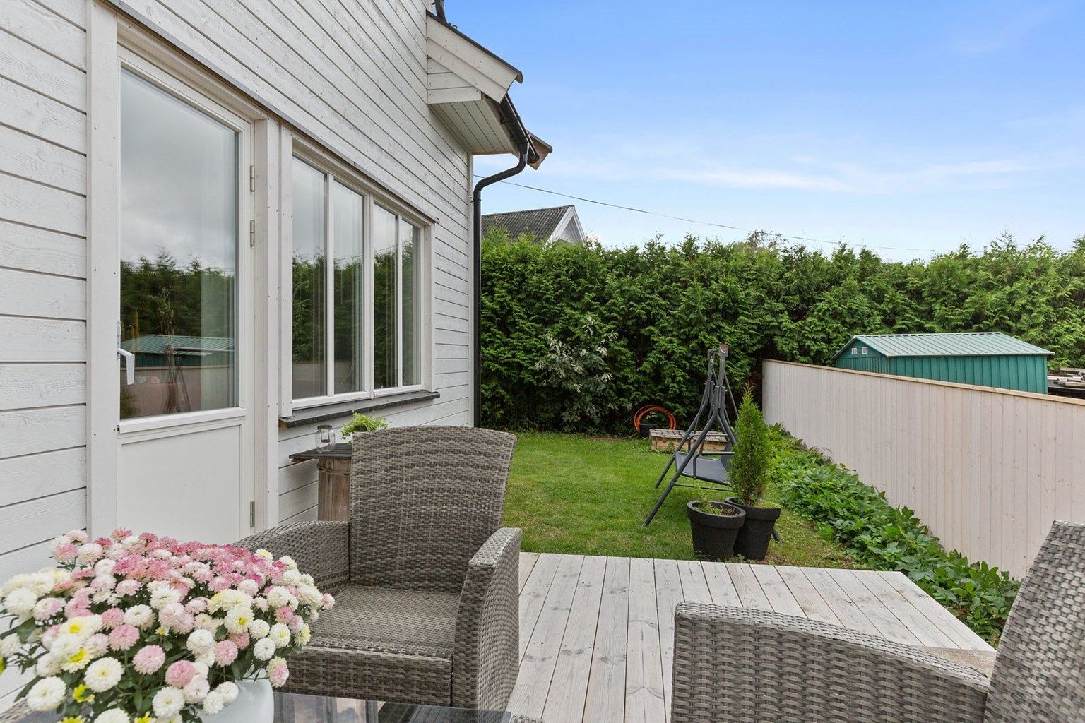 Ute på plattingen kan du sommerstid møte solen allerede fra tidlig ettermiddag.