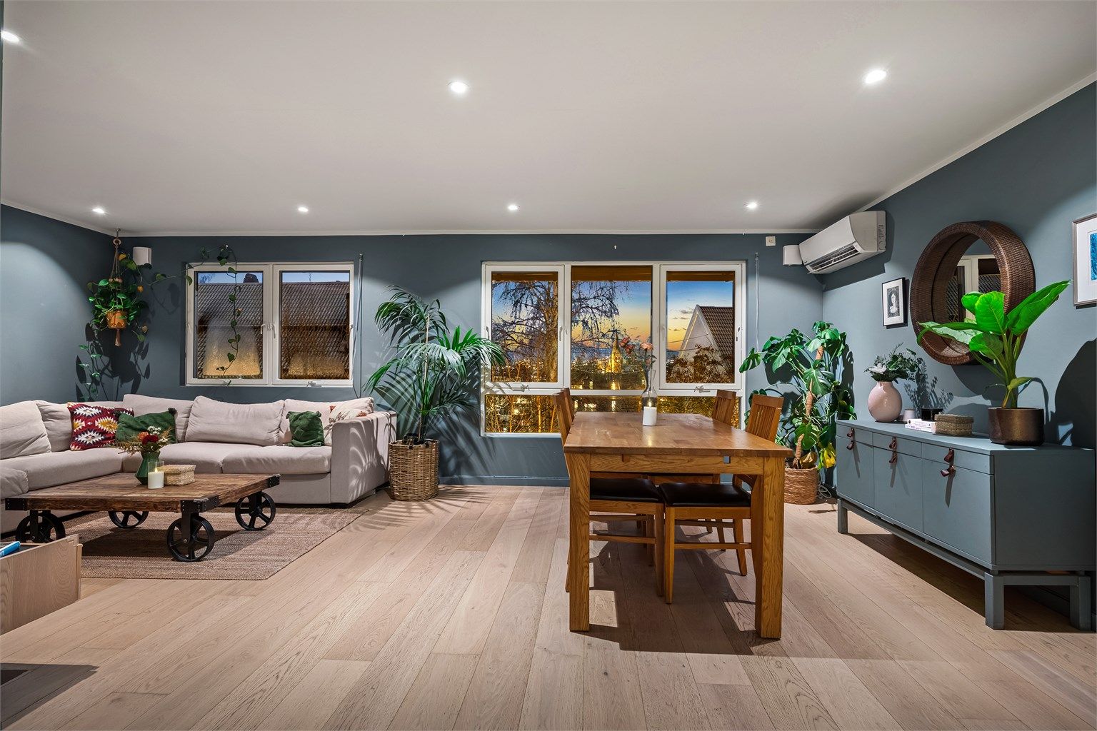 I stuen er det god plass til en stor sofagruppe og stort spisebord - perfekt for langbord når du inviterer til fest.