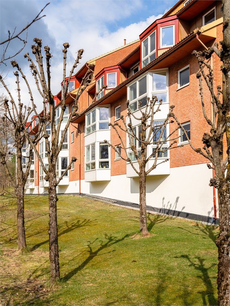 Fasaden på gården fra baksiden av bygget.