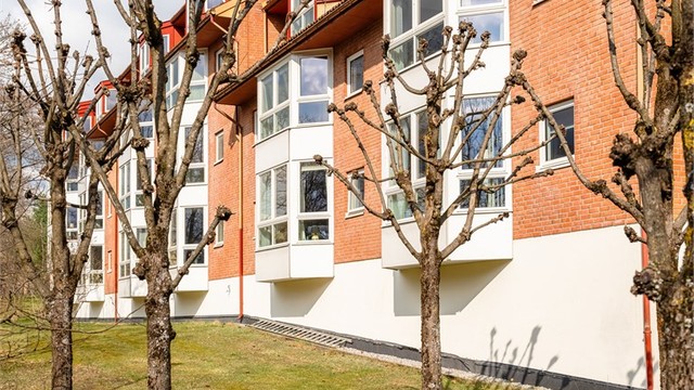 Fasaden på gården fra baksiden av bygget.