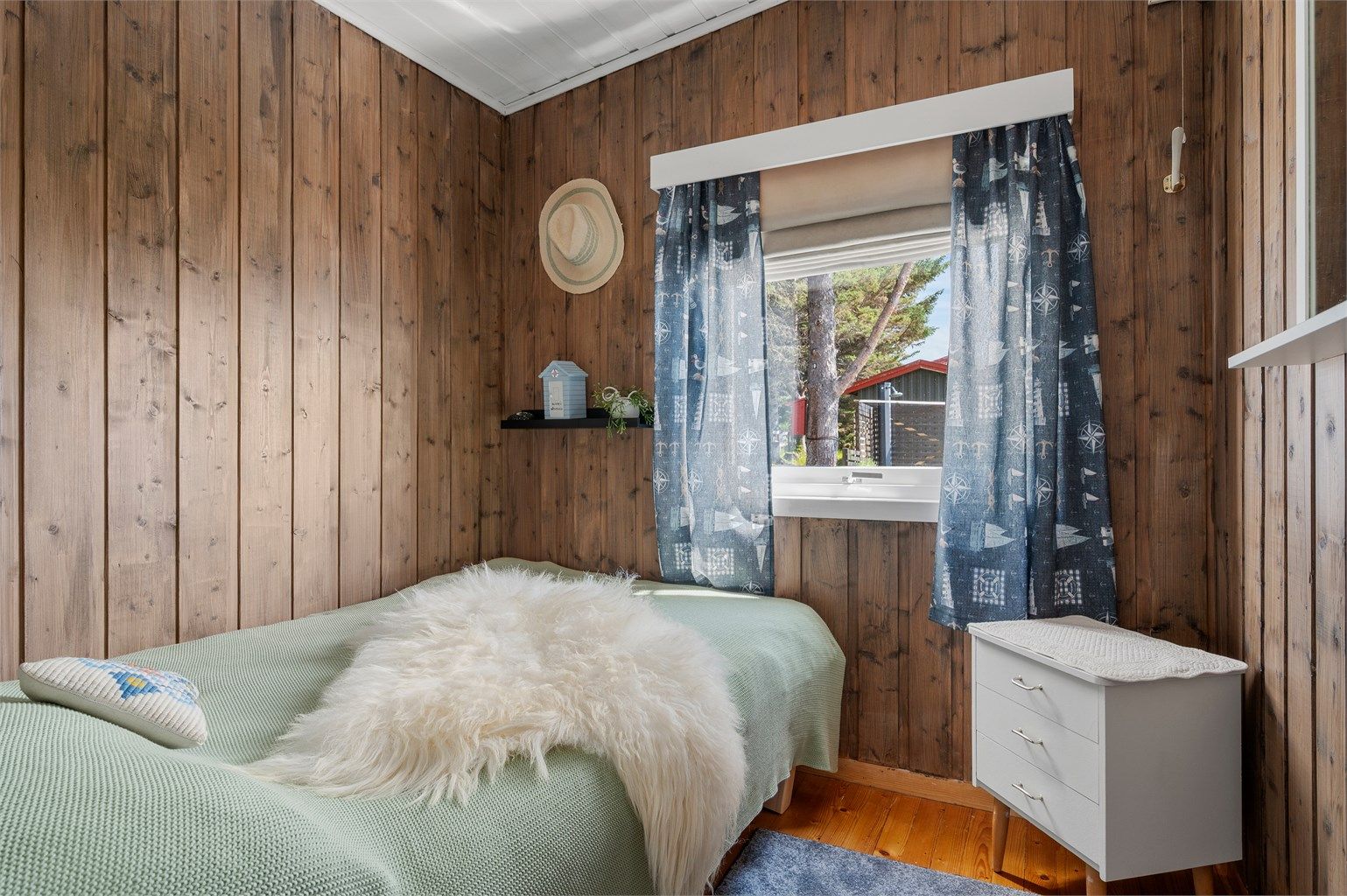 Et av hovedhyttas to soverom på 4 kvm. 