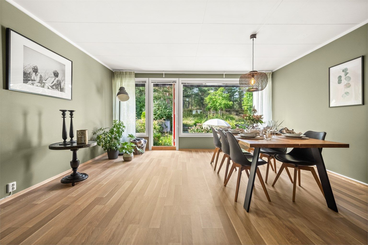 Fra spisestuen er det direkte utgang til terrassen på 16 m².