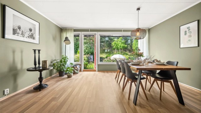Fra spisestuen er det direkte utgang til terrassen på 16 m².