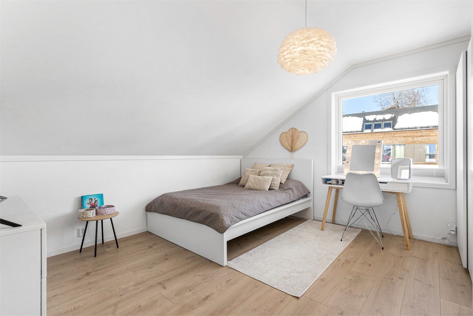 I loftsetasjen er det tre soverom av god størrelse. Plass til dobbeltseng og garderobeskap i alle. (Soverom 3)