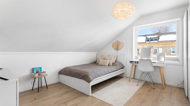 I loftsetasjen er det tre soverom av god størrelse. Plass til dobbeltseng og garderobeskap i alle. (Soverom 3)