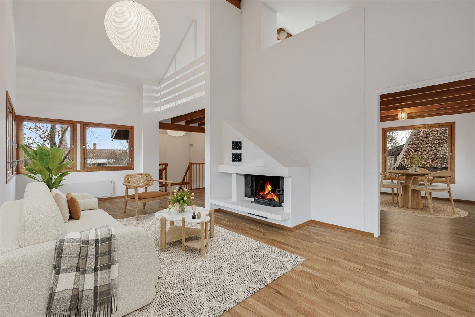 Stor og lys stue med flere møbleringsmuligheter. Her er det god plass til blant annet sittegrupper og TV-område. I stuen er det en innebygd peisovn for ekstra varme og hygge på kjølige dager.