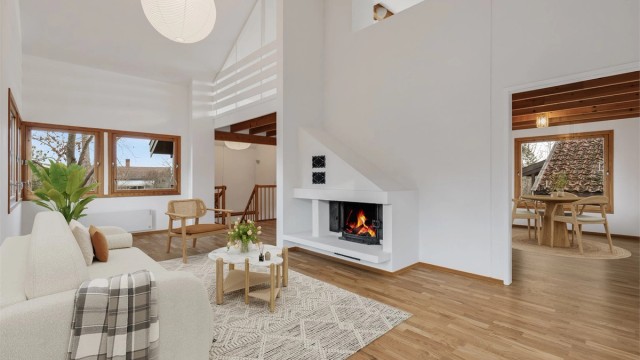 Stor og lys stue. Her er det god plass til blant annet sittegrupper og TV-område. Foto: Trond Reder