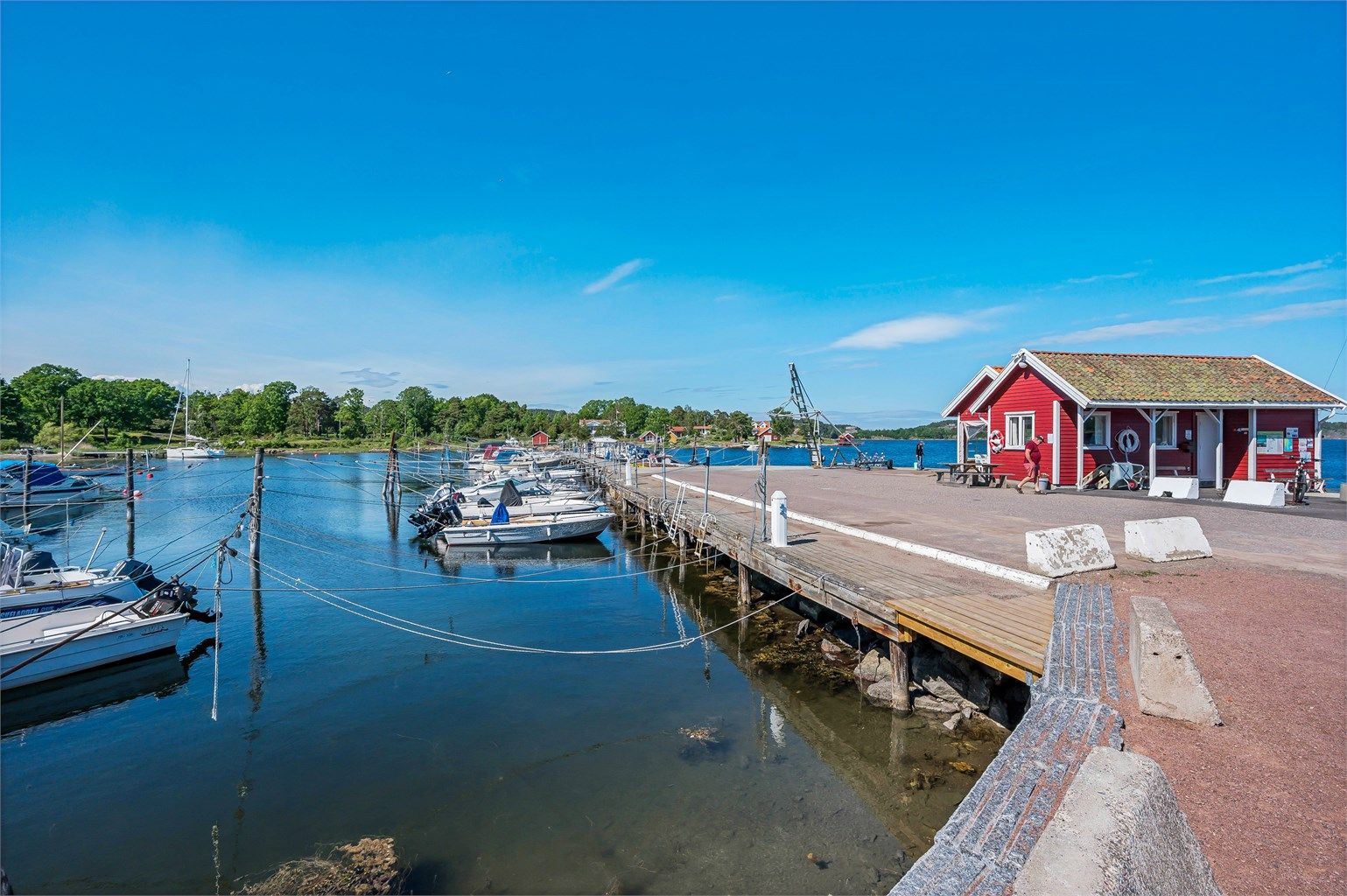 Kort vei ned til Grimestad vel- og båtforenings bryggeanlegg med båtplasser og maritimt miljø.