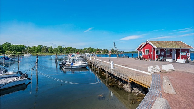 Kort vei ned til Grimestad vel- og båtforenings bryggeanlegg med båtplasser og maritimt miljø.