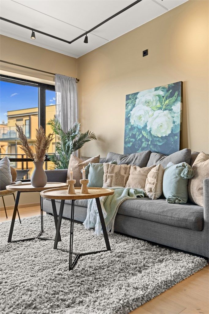 Moderne preg med svarte stikkontakter og lysskinner