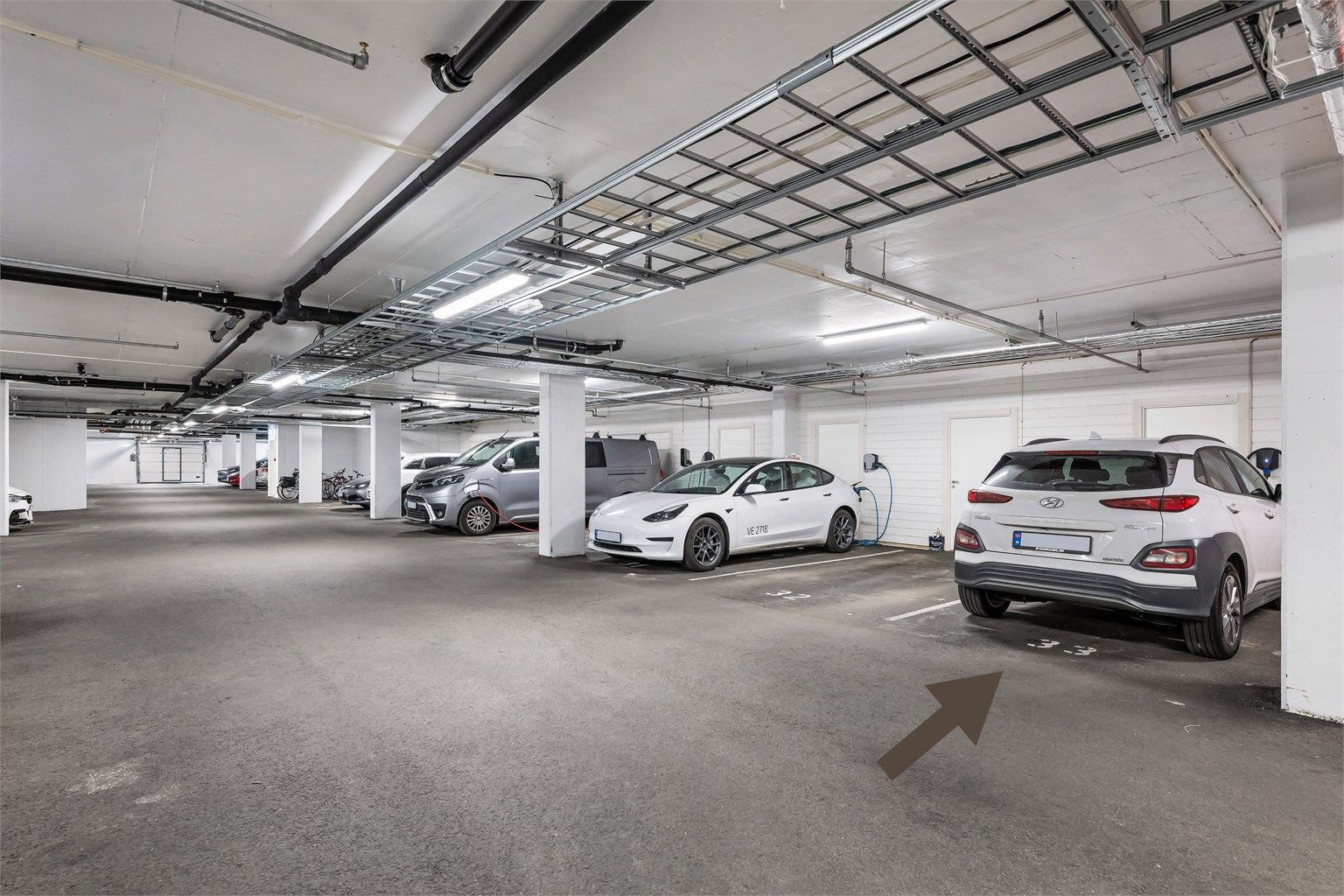 Garasjeplass med el-lader og tilhørende bod