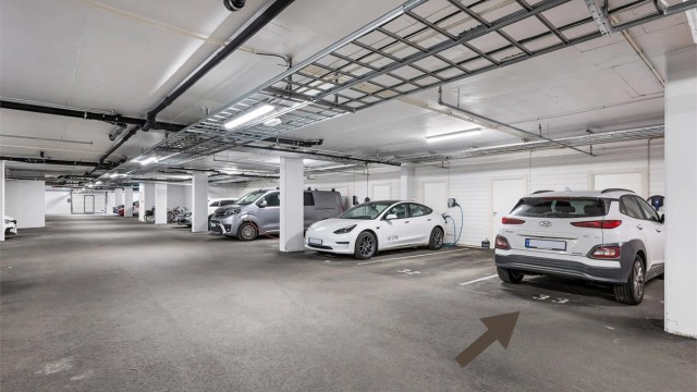 Garasjeplass med el-lader og tilhørende bod