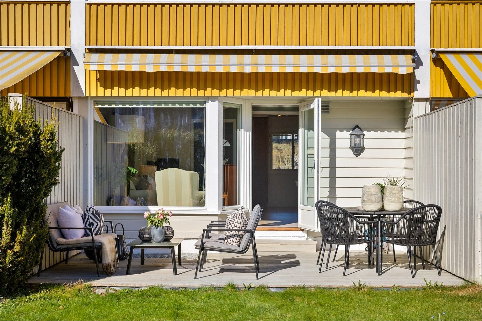 Fasaden er kledd med en kombinasjon av liggende og stående trekledning.