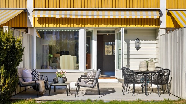 Fasaden er kledd med en kombinasjon av liggende og stående trekledning.