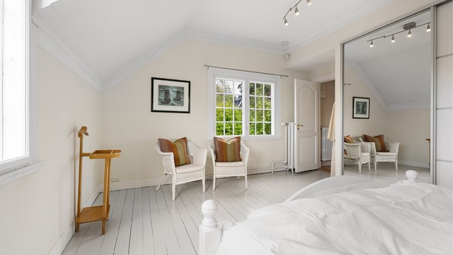 Rommet har plass til en liten sittegruppe ved vinduet.