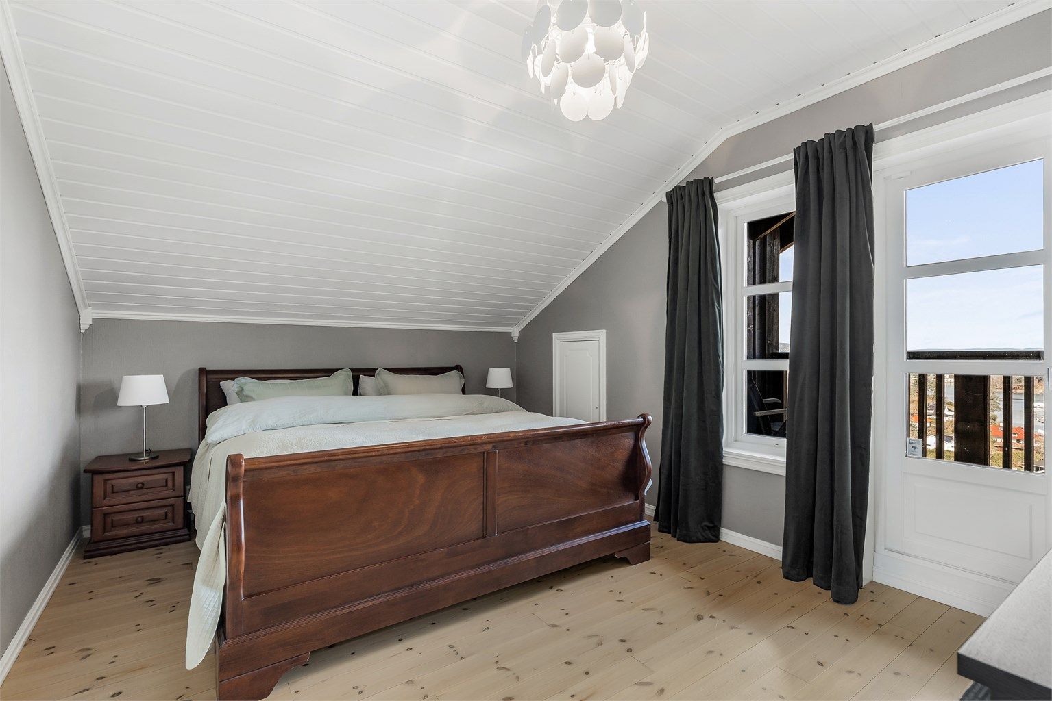 I 2.etasje er det tre soverom. Hovedsoverommet har eget omkledningsrom med tilgang til mindre bod, samt utgang til egen terrasse med en fantastisk utsikt å starte dagen til.