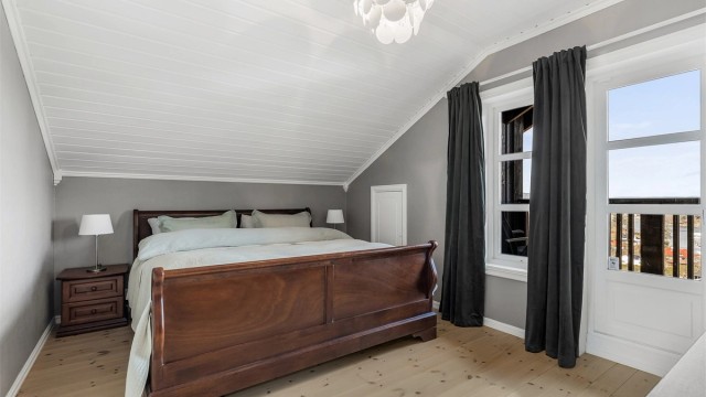 I 2.etasje er det tre soverom. Hovedsoverommet har eget omkledningsrom med tilgang til mindre bod, samt utgang til egen terrasse med en fantastisk utsikt å starte dagen til.