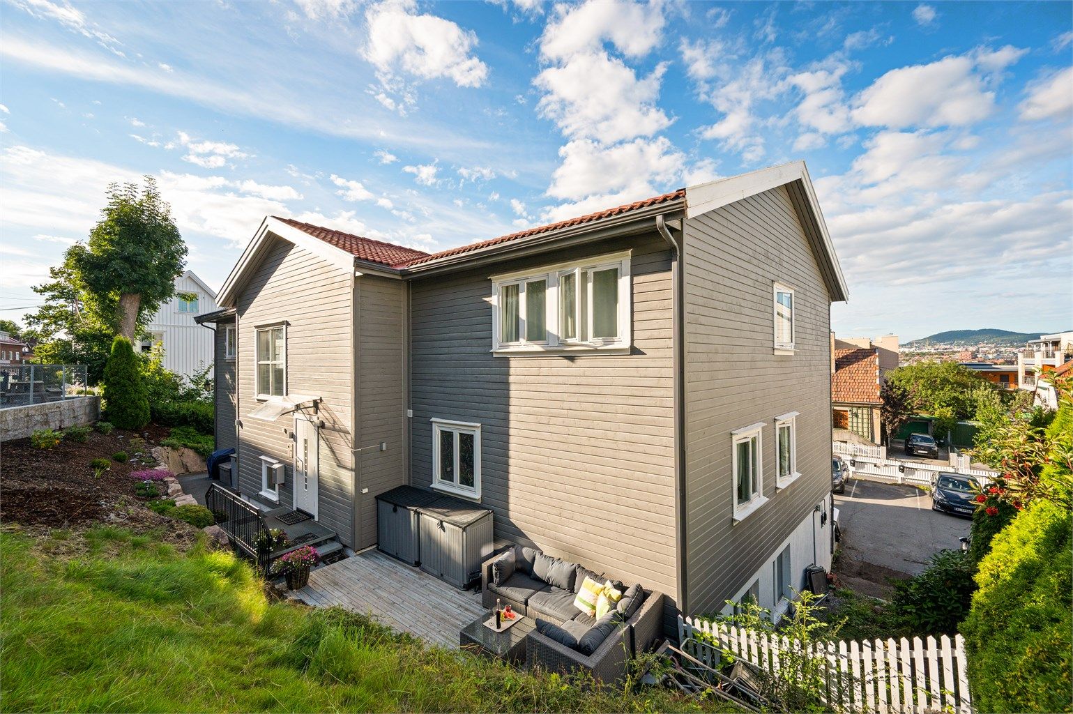 Hyggelig, felles terrasse mot sør på andre siden av bygningen. 