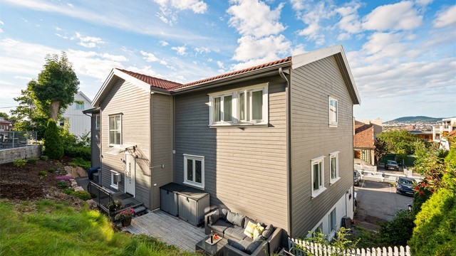 Hyggelig, felles terrasse mot sør på andre siden av bygningen.