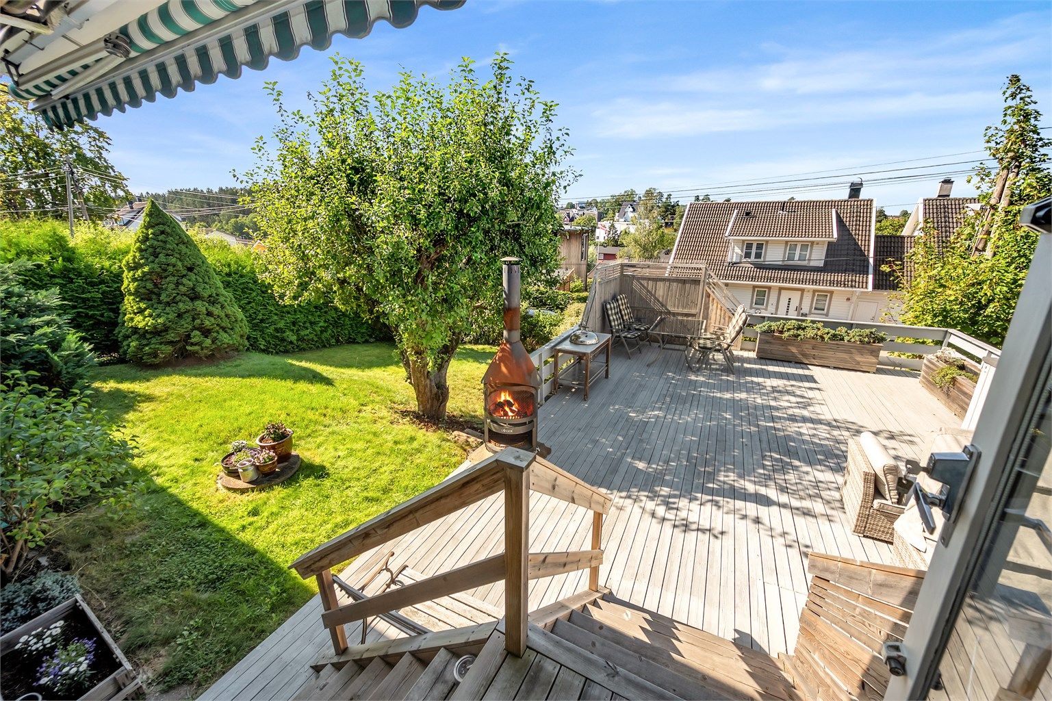 Flott og innholdsrik enebolig med store, solrike uteplasser. Hekken til venstre i bildet har blitt fjernet hvor Hekken til venstre i bildet har blitt fjernet etter som felles innkjørsel er blitt utvidet.