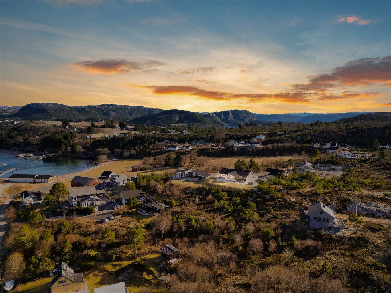 Kaien tilbyr også fasiliteter for båtanlegg, noe som gjør det enkelt å utforske de vakre omgivelsene med båt.