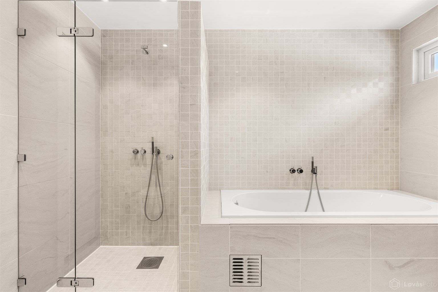 Her er det både dusj med glassdør og et innbygget badekar fra Villeroy & Boch.