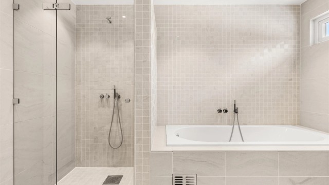 Her er det både dusj med glassdør og et innbygget badekar fra Villeroy & Boch.