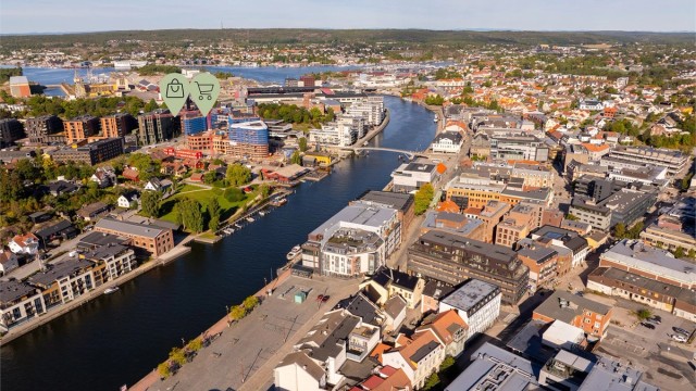 Rett over elven ligger byens nye og store kjøpesenter - et moderne supplement til byens veletablerte forretninger.