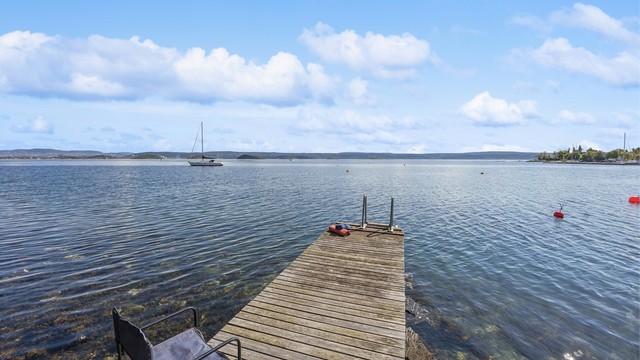 Her har du solen til ca. kl. 19:00 (sommerstid, jf. selger).