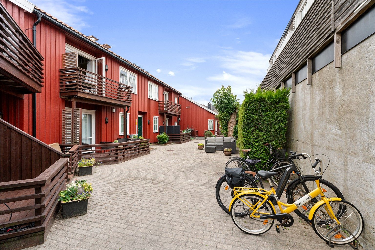 Inngjerdet og praktisk bakgård med oppstillingsplass for sykler.