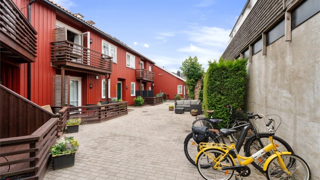 Inngjerdet og praktisk bakgård med oppstillingsplass for sykler.