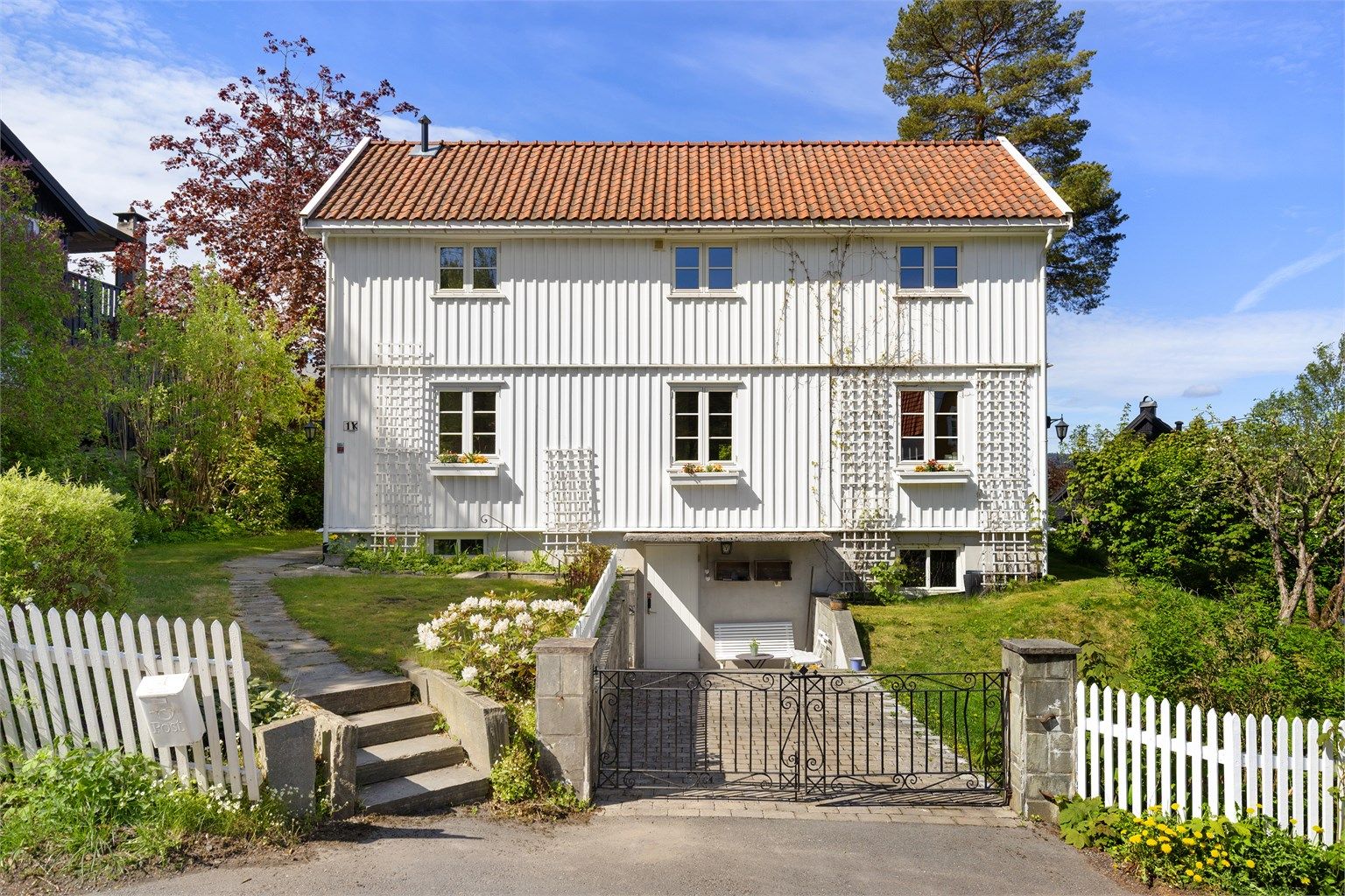 Barna kan enkelt komme seg til aktiviteter på egen hånd, og marka ligger like i nærheten med flotte turmuligheter hele året.