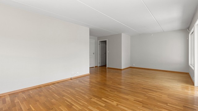 Stuen oppleves lys og luftig, og har gode møbleringsmuligheter