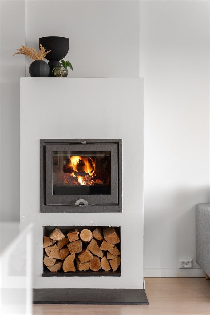 Peisovn i stue som varmer godt i boligen. Hyppig brukt av dagens eier. 