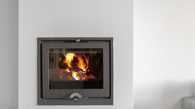 Peisovn i stue som varmer godt i boligen. Hyppig brukt av dagens eier.
