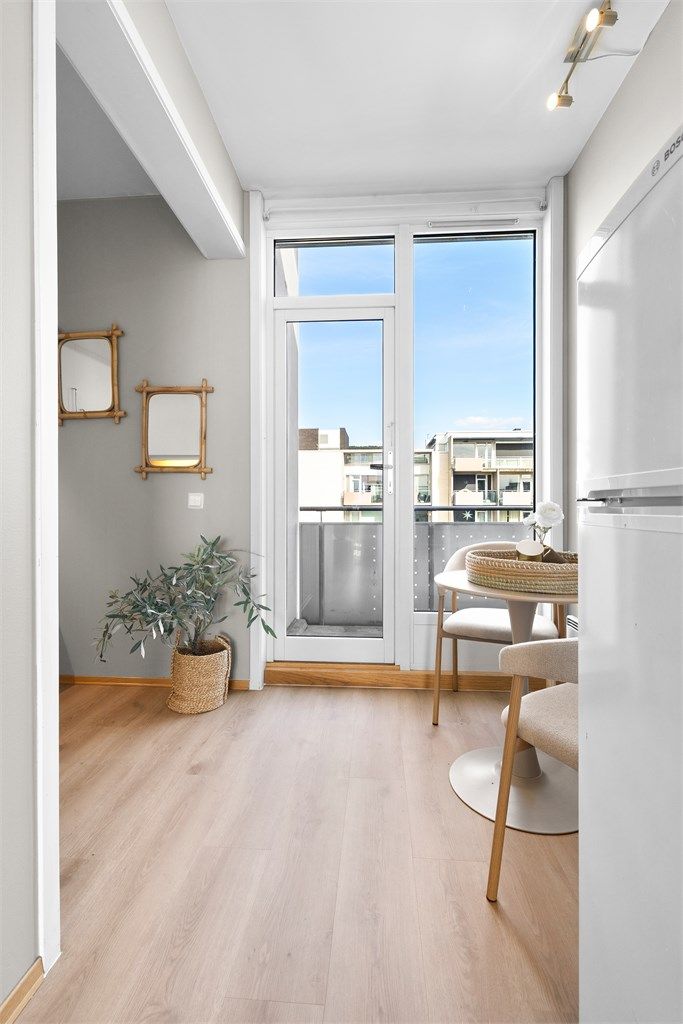 Kjøkkenet ligger i åpen løsning med stuen, men er samtidig naturlig avskjermet i egen sone.