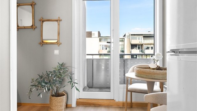 Kjøkkenet ligger i åpen løsning med stuen, men er samtidig naturlig avskjermet i egen sone.