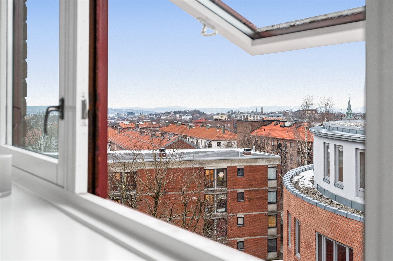 Med en plassering i byggets 5. etasje, ligger leiligheten høyt og usjenert. 