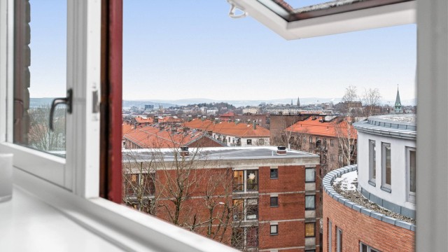 Med en plassering i byggets 5. etasje, ligger leiligheten høyt og usjenert.