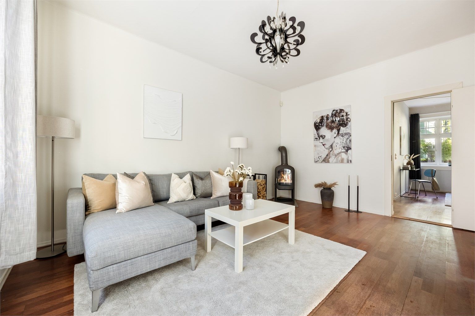 Leiligheten har gjennomgående planløsning med store vindusflater i begge ender.