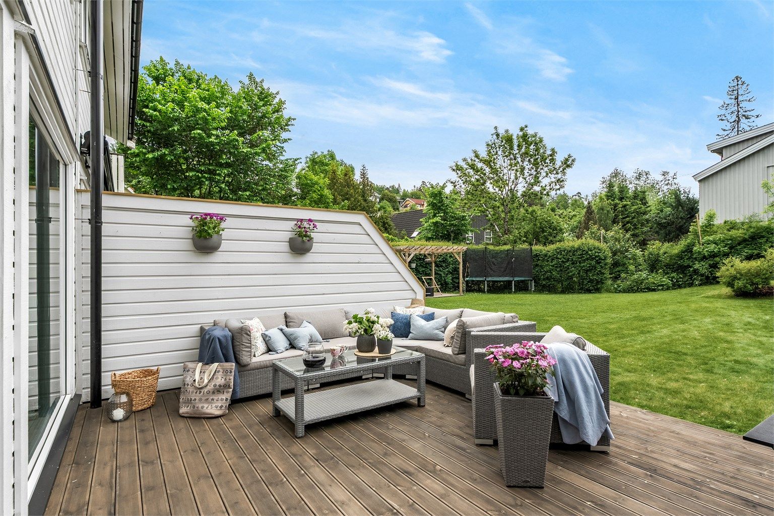 Markterrasse med Møre royale terrassebord -  direkte adkomst til hage
