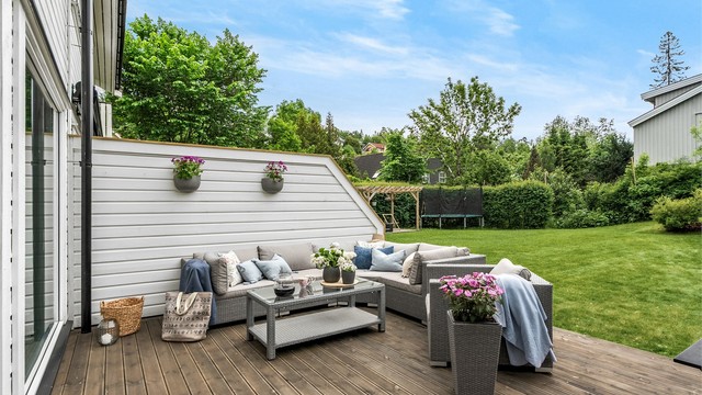 Markterrasse med Møre royale terrassebord - direkte adkomst til hage