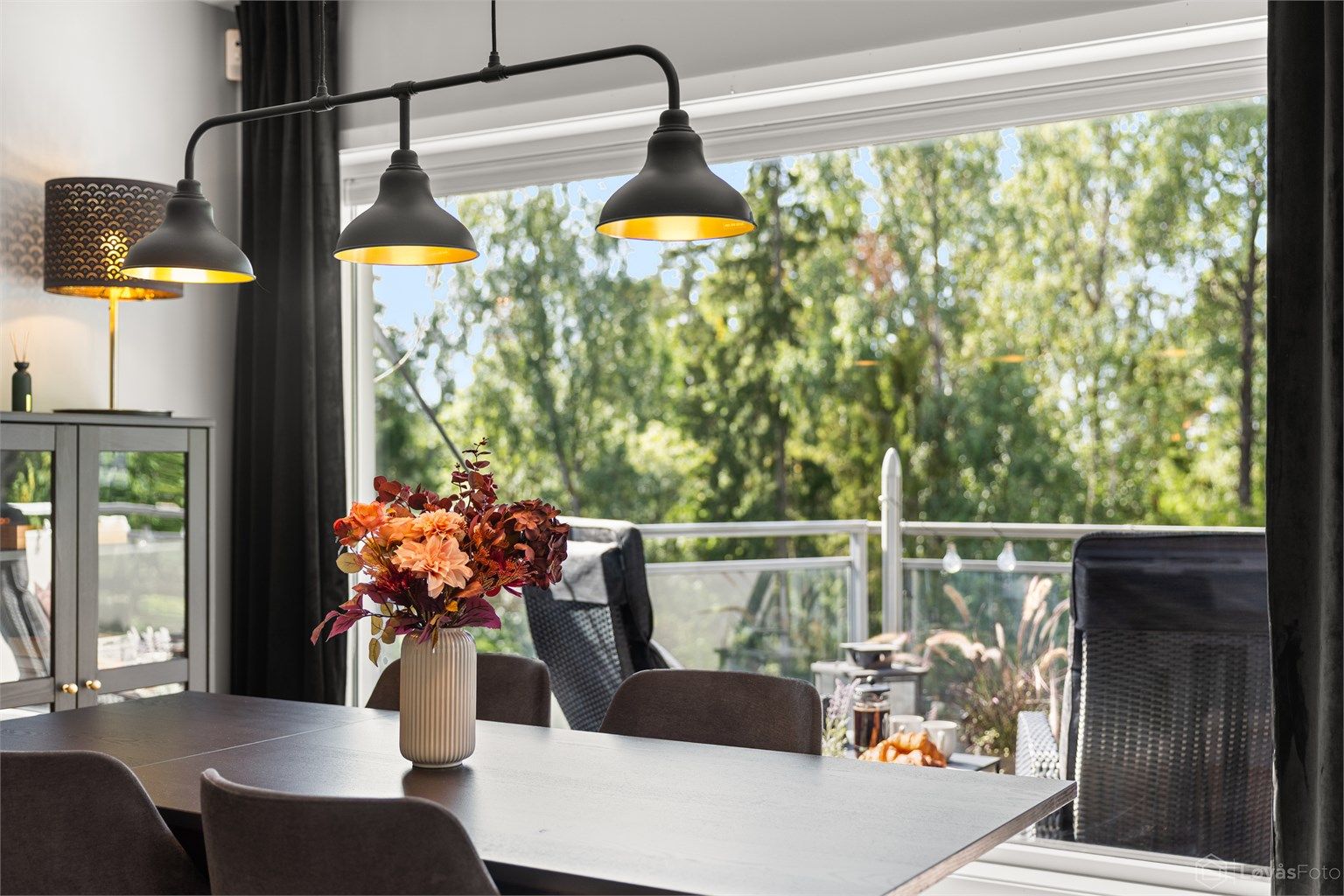 Fra spisestuen er det et fredelig utsyn mot naturområdene utenfor.
Foto: John Løvås 