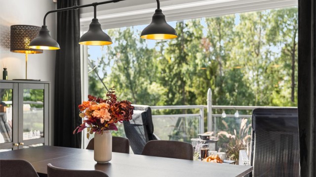 Fra spisestuen er det et fredelig utsyn mot naturområdene utenfor.
Foto: John Løvås