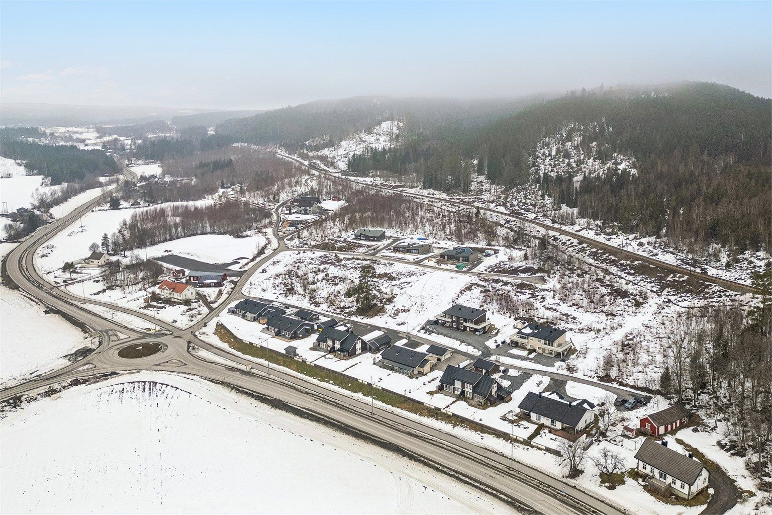 Rundt boligområdet finnes åpne landbruksområder og fine turmuligheter som kan benyttes året rundt. Cirka 4,5 kilometer unna ligger Tangen Dyrepark, som er et populært besøksmål med et variert utvalg av dyr og fugler.