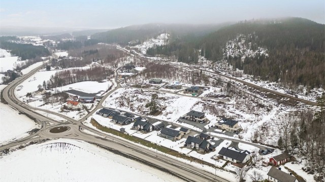 Rundt boligområdet finnes åpne landbruksområder og fine turmuligheter som kan benyttes året rundt. Cirka 4,5 kilometer unna ligger Tangen Dyrepark, som er et populært besøksmål med et variert utvalg av dyr og fugler.
